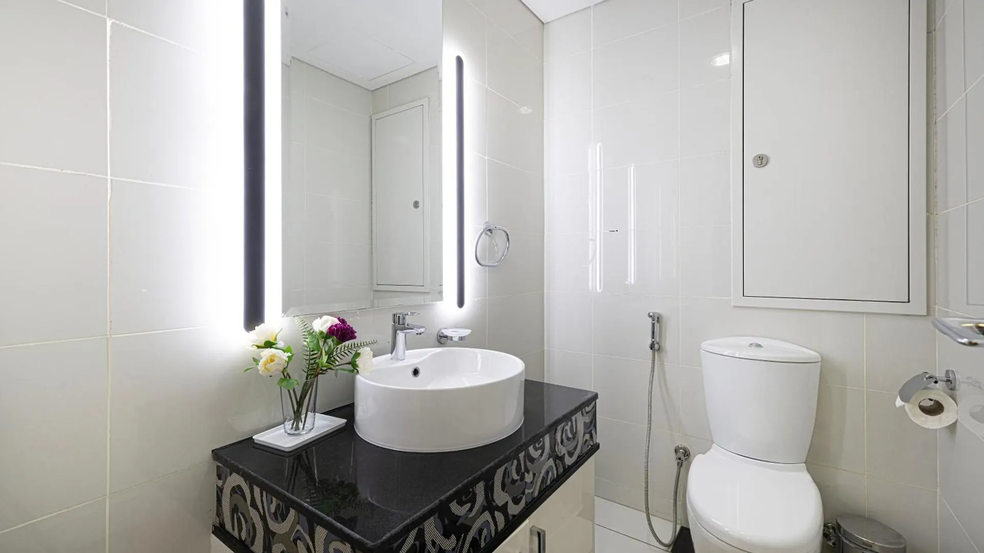 Upgraded 2 Bedroom Apartment In Damac Maison Mall Street ドバイ