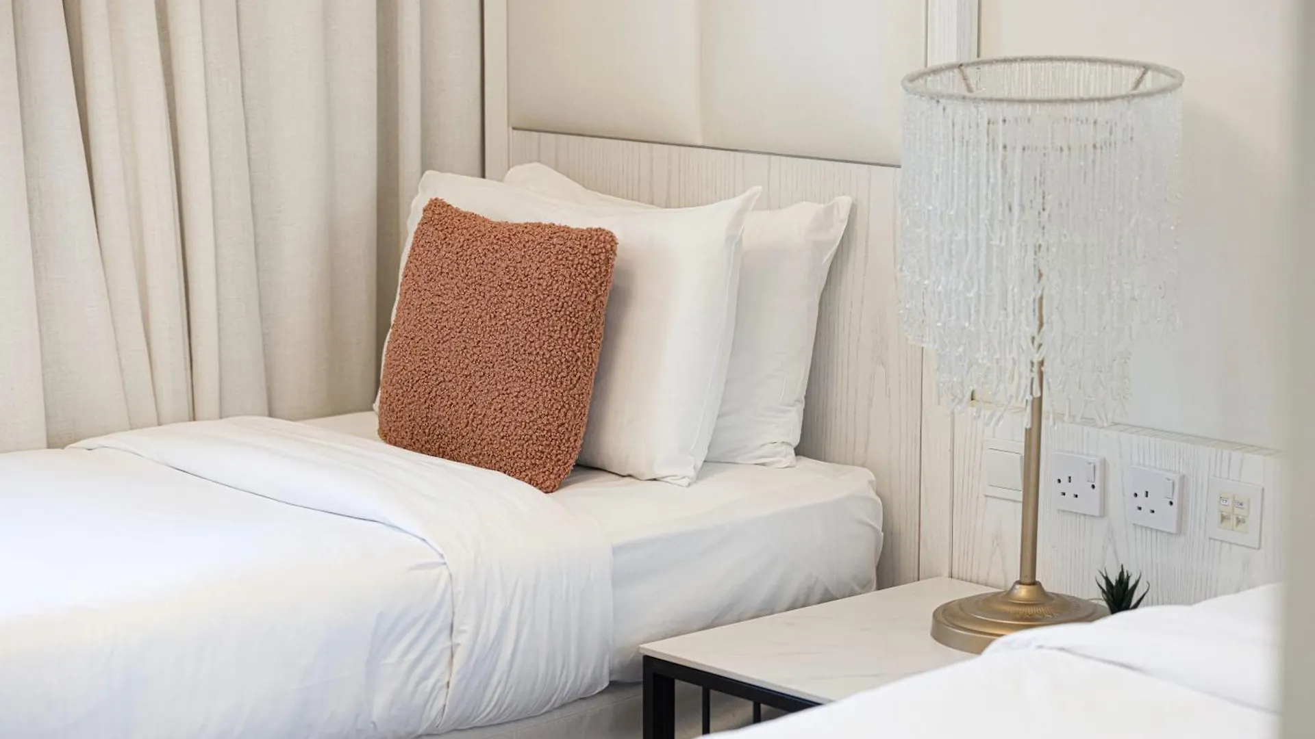 Upgraded 2 Bedroom Apartment In Damac Maison Mall Street ドバイ